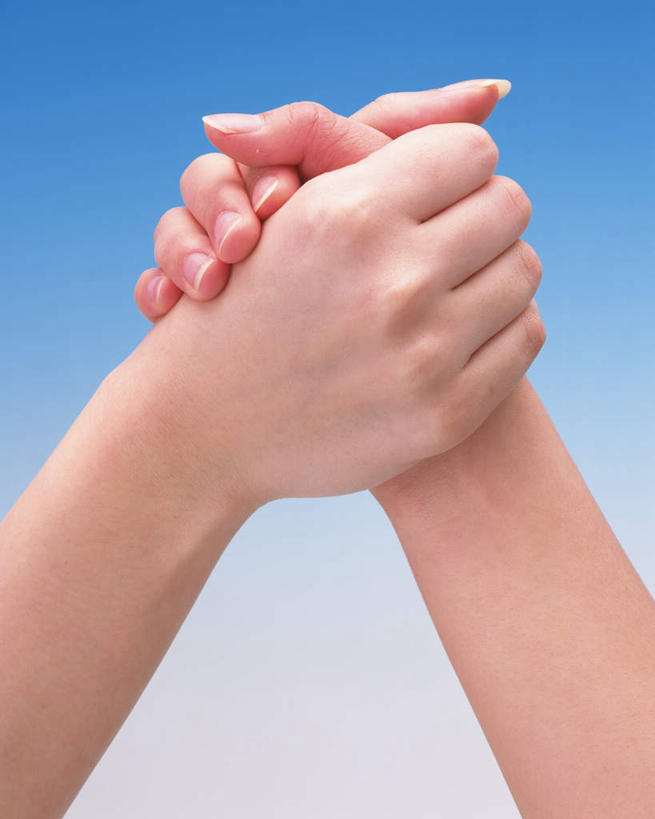 东方人,手,两个人,伙伴,朋友,举,交叉,竖图,室内,白天,侧面,快乐,友谊,比赛,运动,竞争,亚洲,蓝色背景,黄种人,娱乐,手势,托,休闲,手部,摄影,影棚,单手,掰手腕,相交,交集,竞赛,友情,年轻女性,女人,女性,亚洲人,举起,举手,举着,向上举,向上伸,向上托,半身,彩图,影棚拍摄,拍摄