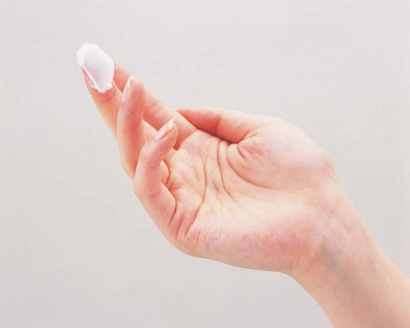 东方人,手,一个人,举,横图,室内,白天,白色背景,正面,亚洲,仅一个年轻女性,仅一个女性,仅一个人,握,拿,拿着,黄种人,托,手部,握着,摄影,影棚,单手,乳液,护手霜,年轻女性,女人,女性,亚洲人,举起,举手,举着,向上举,向上伸,向上托,半身,彩图,影棚拍摄,拍摄