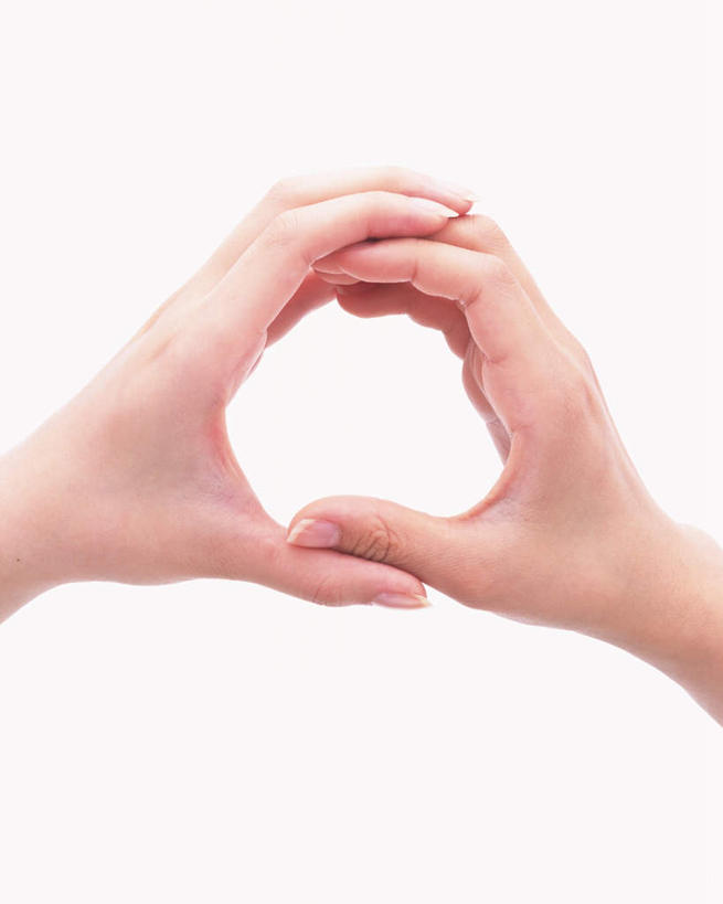 东方人,手,一个人,竖图,室内,白天,白色背景,正面,亚洲,双手,仅一个年轻女性,仅一个女性,仅一个人,圆形,黄种人,手势,手部,合并,摄影,影棚,环形,年轻女性,女人,女性,亚洲人,半身,彩图,影棚拍摄,拍摄