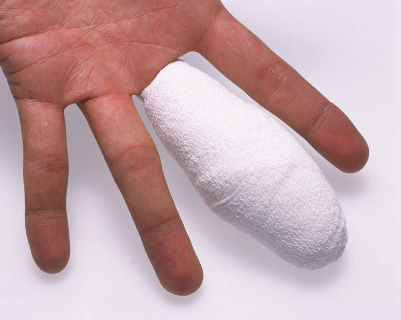 西方人,手,一个人,横图,俯视,室内,特写,白天,白色背景,桌子,欧洲,欧洲人,仅一个男性,仅一个人,阴影,光线,纱布,影子,仅一个年轻男性,手部,手指,治疗,摄影,影棚,捆绑,单手,固定,医疗,包扎,受伤,止血,男人,男性,年轻男性,白种人,绷带,半身,彩图,高角度拍摄,影棚拍摄,拍摄,五指张开