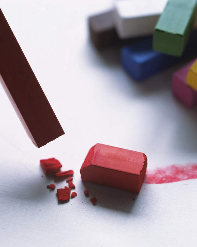 无人,竖图,俯视,室内,特写,白天,白色背景,桌面,静物,一堆,许多,阴影,堆叠,堆积,反射,光线,笔,粉末,蜡笔,影子,办公用品,文具,学习用品,粉,断裂,摄影,影棚,堆,文具用品,粉状,粉剂,彩图,高角度拍摄,影棚拍摄,拍摄