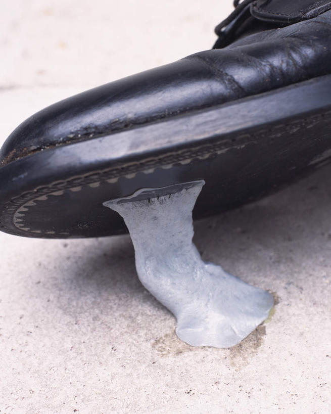 无人,竖图,俯视,室内,特写,白天,白色背景,静物,鞋子,连接,阴影,反射,瓷砖,地砖,影子,地面,一只,粘液,粘,摄影,影棚,口香糖,彩图,高角度拍摄,影棚拍摄,皮鞋,拍摄