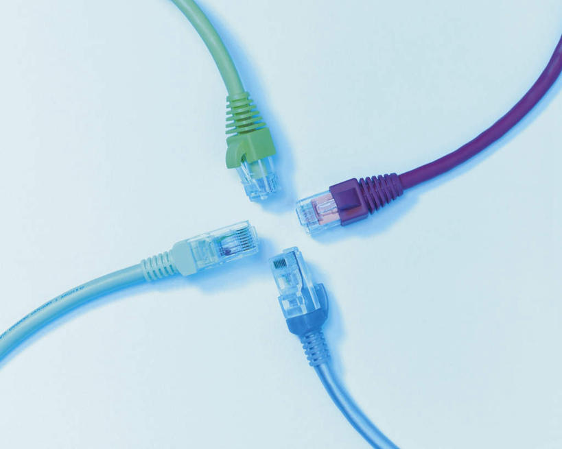 无人,交叉,横图,俯视,室内,特写,白天,白色背景,通讯,数据,桌面,静物,阴影,朦胧,模糊,反射,传输,影子,四个,摄影,USB接口,通用串行总线,影棚,接口,网线,端口,水晶头,相交,交集,线缆,彩图,高角度拍摄,影棚拍摄,拍摄