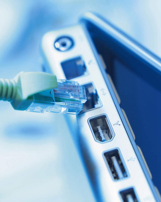 无人,竖图,俯视,室内,特写,白天,白色背景,通讯,电脑,笔记本电脑,数据,静物,一排,阴影,朦胧,模糊,整齐,反射,传输,网络,影子,通讯设备,排列,一个,摄影,USB接口,通用串行总线,影棚,单个,接口,网线,无线,端口,队列,插口,通信设备,水晶头,无线网络,无线上网,便携式电脑,线缆,手提电脑,彩图,高角度拍摄,影棚拍摄,拍摄