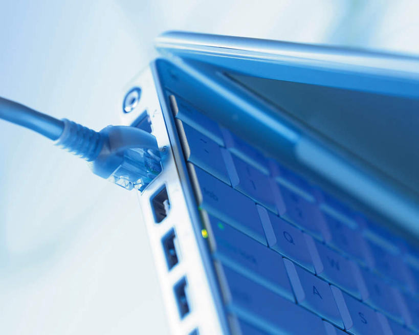 无人,横图,俯视,室内,特写,白天,白色背景,通讯,电脑,笔记本电脑,数据,静物,一排,阴影,朦胧,模糊,整齐,反射,传输,网络,影子,通讯设备,排列,一个,摄影,USB接口,通用串行总线,影棚,单个,接口,网线,无线,端口,队列,插口,通信设备,水晶头,无线网络,无线上网,便携式电脑,线缆,手提电脑,彩图,高角度拍摄,影棚拍摄,拍摄