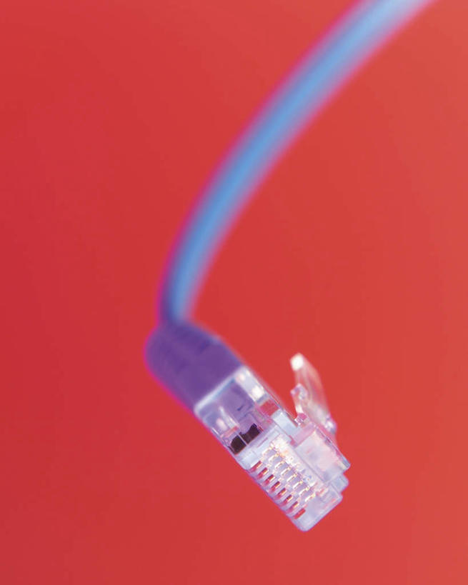 无人,竖图,俯视,室内,特写,白天,通讯,数据,静物,阴影,红色背景,朦胧,模糊,反射,传输,影子,一个,紫色,摄影,USB接口,通用串行总线,影棚,单个,接口,网线,端口,水晶头,线缆,彩图,高角度拍摄,影棚拍摄,拍摄