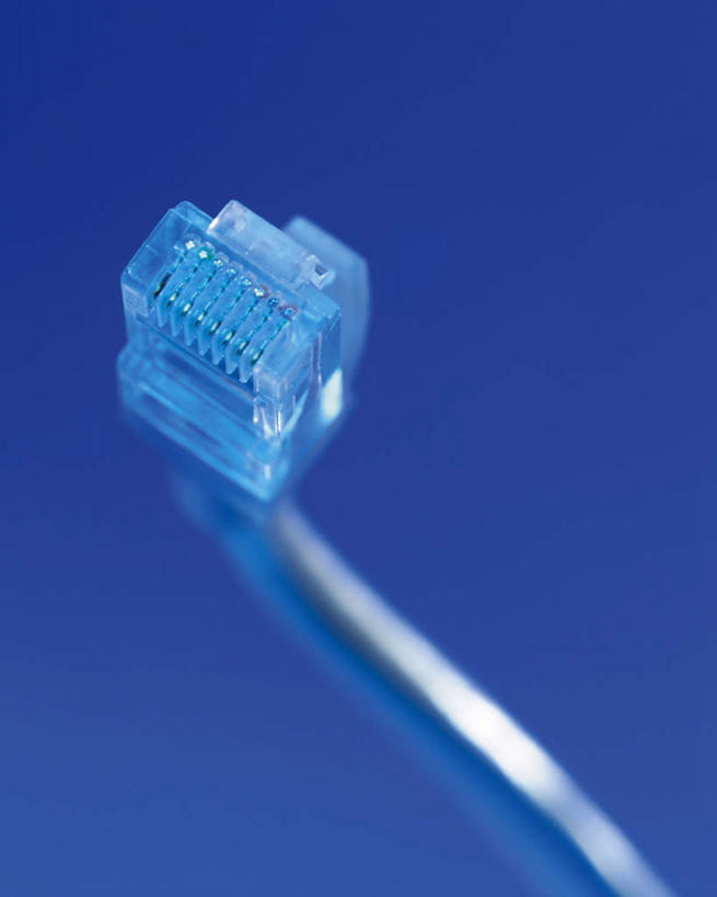 无人,竖图,俯视,室内,特写,白天,通讯,数据,静物,阴影,蓝色背景,朦胧,模糊,反射,传输,影子,一个,蓝色,摄影,USB接口,通用串行总线,影棚,单个,接口,网线,端口,水晶头,线缆,彩图,高角度拍摄,影棚拍摄,拍摄