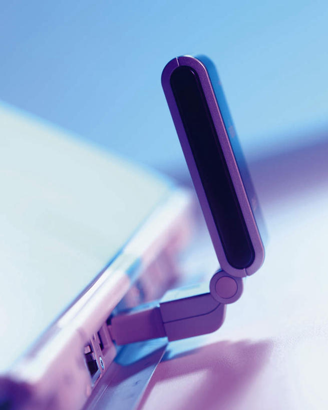 无人,竖图,俯视,室内,特写,白天,电脑,笔记本电脑,数据,静物,阴影,蓝色背景,朦胧,模糊,反射,传输,网络,信息,影子,存储介质,通讯设备,摄影,USB接口,通用串行总线,影棚,接口,硬盘,存储,无线,端口,通信设备,无线网络,无线上网,便携式电脑,手提电脑,彩图,高角度拍摄,影棚拍摄,拍摄