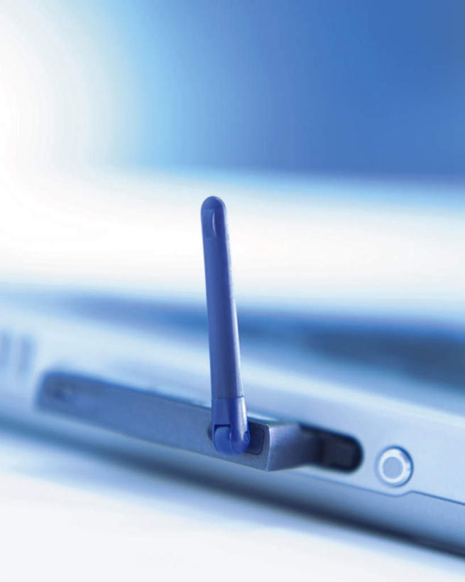 无人,竖图,俯视,室内,特写,白天,白色背景,电脑,笔记本电脑,数据,静物,阴影,朦胧,模糊,反射,网络,信息,影子,存储介质,通讯设备,摄影,影棚,硬盘,存储,无线,通信设备,无线网络,无线上网,便携式电脑,手提电脑,彩图,高角度拍摄,影棚拍摄,拍摄