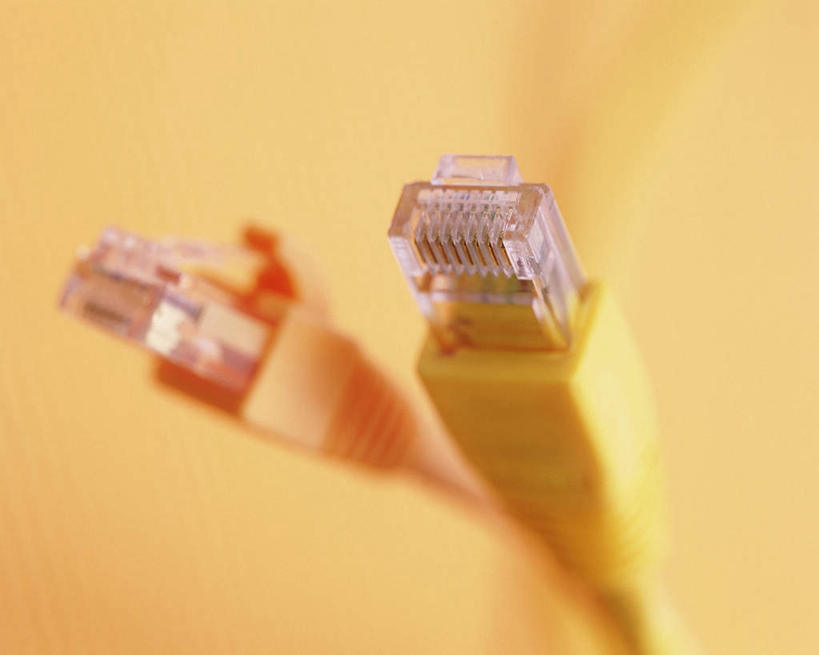 无人,横图,俯视,室内,特写,白天,通讯,数据,静物,阴影,黄色背景,朦胧,模糊,反射,传输,影子,两个,黄色,摄影,USB接口,通用串行总线,影棚,接口,网线,端口,水晶头,线缆,彩图,高角度拍摄,影棚拍摄,拍摄