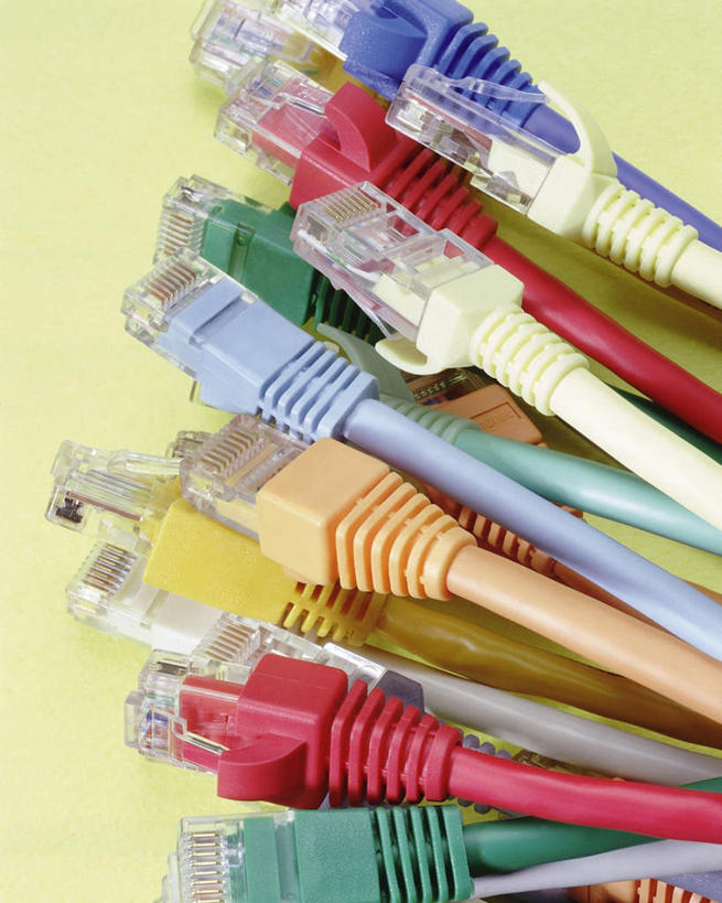 无人,竖图,俯视,室内,特写,白天,通讯,数据,桌面,静物,一堆,许多,阴影,堆叠,堆积,黄色背景,朦胧,模糊,反射,传输,影子,摄影,USB接口,通用串行总线,影棚,堆,接口,网线,端口,水晶头,线缆,彩图,高角度拍摄,影棚拍摄,拍摄