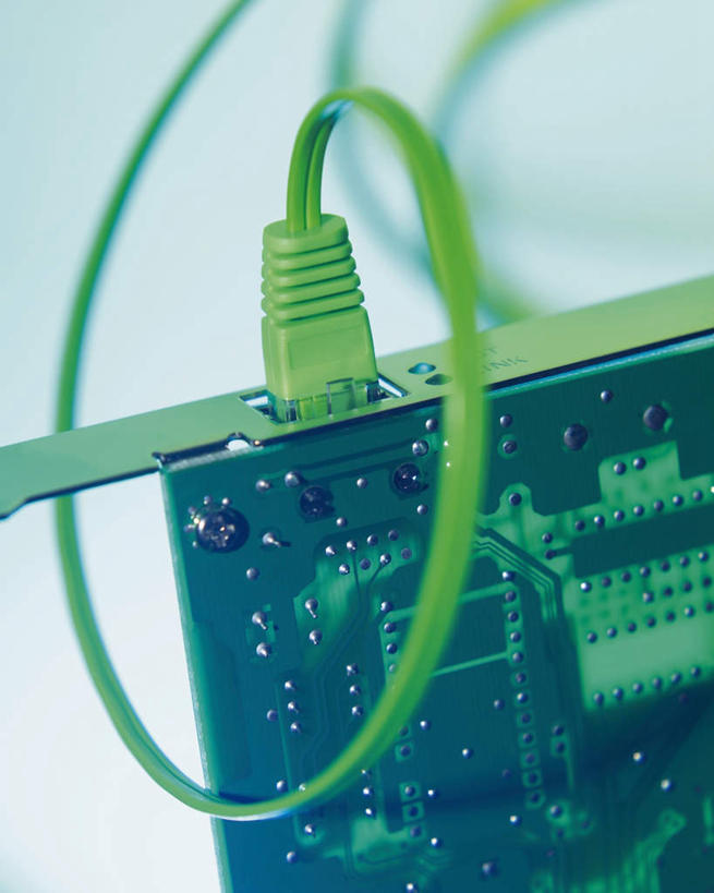 无人,竖图,俯视,室内,特写,白天,白色背景,通讯,数据,静物,阴影,朦胧,模糊,反射,传输,主板,影子,线路,一个,绿色,摄影,USB接口,通用串行总线,影棚,单个,接口,网线,线路板,端口,水晶头,母板,线缆,彩图,高角度拍摄,影棚拍摄,拍摄