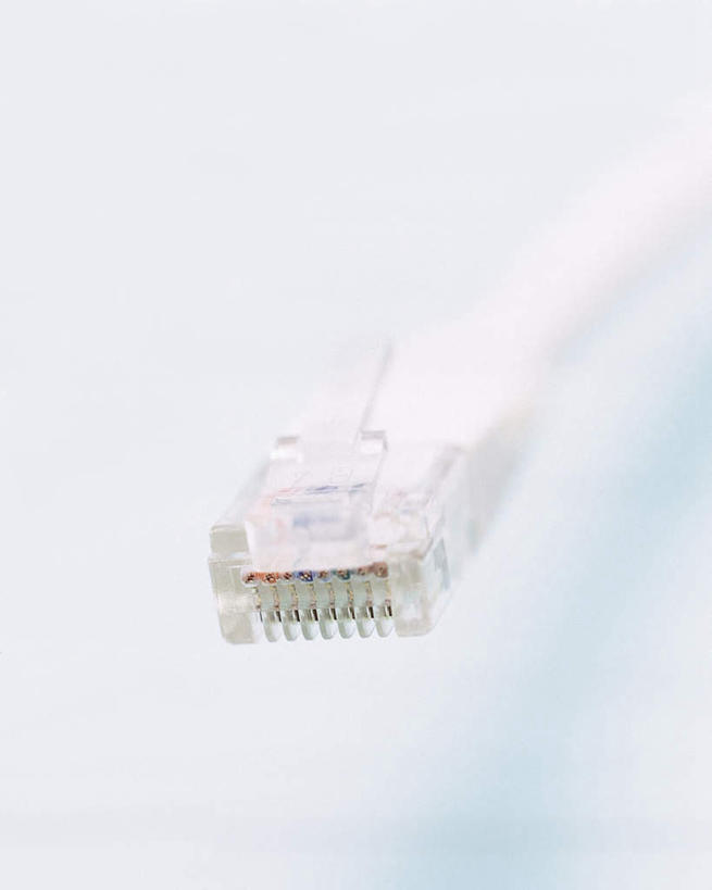 无人,竖图,俯视,室内,特写,白天,白色背景,通讯,数据,静物,阴影,朦胧,模糊,反射,传输,影子,一个,白色,摄影,USB接口,通用串行总线,影棚,单个,接口,网线,端口,水晶头,线缆,彩图,高角度拍摄,影棚拍摄,拍摄