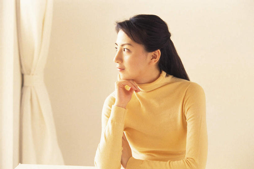 东方人,一个人,横图,室内,白天,正面,窗帘,亚洲,仅一个年轻女性,仅一个女性,仅一个人,撑,阴影,服装,装饰,光线,影子,扭头,托腮,注视,休闲装,黄种人,衣服,帘子,观察,看,托,转头,休闲,休闲服,遮阳,服饰,观看,华丽,修饰,点缀,察看,关注,托下巴,衬托,美观,雅致,雅观,年轻女性,女人,女性,亚洲人,半身,彩图