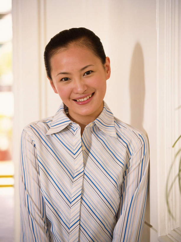 东方人,一个人,站,笑,微笑,露齿笑,竖图,室内,白天,正面,衬衫,植物,亚洲,仅一个年轻女性,仅一个女性,仅一个人,阴影,服装,反射,条形,影子,注视,黄种人,衣服,观察,看,靠,靠着,倚靠,站着,服饰,观看,察看,倚着,衣着,穿着,关注,衣饰,年轻女性,女人,女性,亚洲人,站立,半身,彩图,衬衣