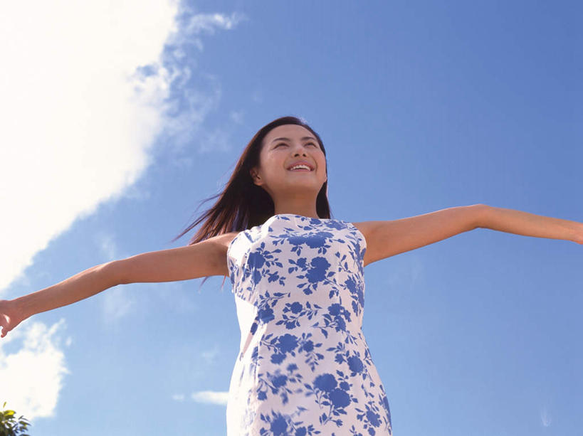 东方人,一个人,站,伸展双臂,笑,微笑,露齿笑,横图,室外,白天,仰视,旅游,度假,植物,亚洲,仅一个年轻女性,仅一个女性,仅一个人,旗袍,云,云朵,云彩,注视,黄种人,文化,娱乐,蓝色,白云,蓝天,天空,天,观察,看,站着,享受,休闲,放松,飘,观看,察看,微风,关注,年轻女性,女人,女性,亚洲人,长发,敞开双臂,伸开双臂,展开双肩,站立,张开手臂,张开双臂,半身,彩图,低角度拍摄