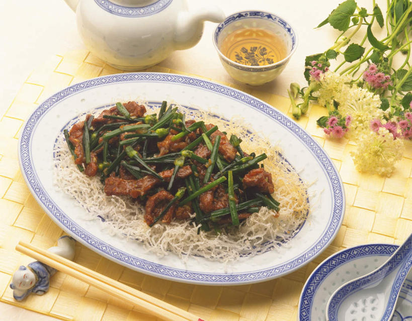 无人,横图,俯视,室内,特写,白天,烹饪,中餐,餐桌,茶,筷子,桌子,蒜,餐具,一把,许多,阴影,盛开,光线,影子,勺子,肉,牛肉,料理,食品,筷托,花蕾,文化,传统,菜肴,美食,肉类,花,花瓣,花朵,鲜花,食物,一个,盘子,茶壶,调羹,汤匙,碗,花苞,花蕊,中式,佳肴,单个,餐台,礼节,礼仪,肉食,草原烽火,茶杯,进餐用具,烹调用具,小蒜,大蒜,彩图,高角度拍摄