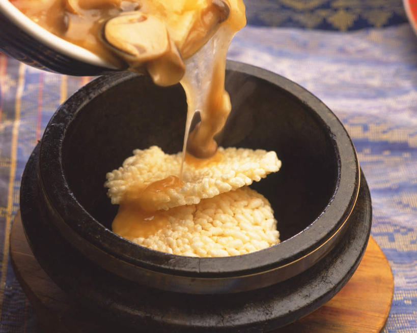 无人,横图,俯视,室内,特写,白天,烹饪,餐桌,桌子,餐具,阴影,光线,布料,影子,菌菇,锅巴,汤,料理,食品,布纹,菜肴,美食,桌布,一个,餐巾,容器,台布,中式,浇,佳肴,单个,餐台,餐垫,进餐用具,烹调用具,彩图,高角度拍摄