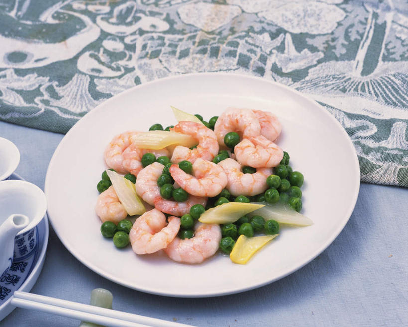 无人,横图,俯视,室内,特写,白天,烹饪,植物,餐桌,筷子,桌子,餐具,一双,阴影,光线,布料,碟子,盘,影子,豆类,豆子,豌豆,虾仁,料理,食品,筷托,布纹,文化,传统,荷兰豆,菜肴,美食,桌布,两个,一个,盘子,餐巾,茶壶,碟,台布,中式,佳肴,单个,餐台,礼节,礼仪,雪豆,豆科,寒豆,毕豆,麻累,国豆,小寒豆,麦豌豆,茶杯,进餐用具,烹调用具,彩图,高角度拍摄