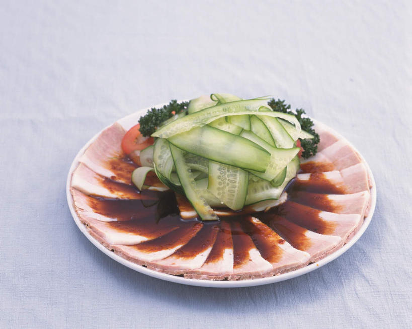 无人,横图,俯视,室内,特写,白天,烹饪,餐桌,桌子,黄瓜,蔬菜,餐具,阴影,新鲜,光线,布料,影子,肉,料理,食品,开胃菜,布纹,猪肉,菜肴,美食,肉类,桌布,食物,餐巾,台布,中式,冷菜,佳肴,有机食品,绿色食品,餐台,迷迭香,肉食,豚肉,海洋之露,进餐用具,烹调用具,青瓜,胡瓜,彩图,高角度拍摄