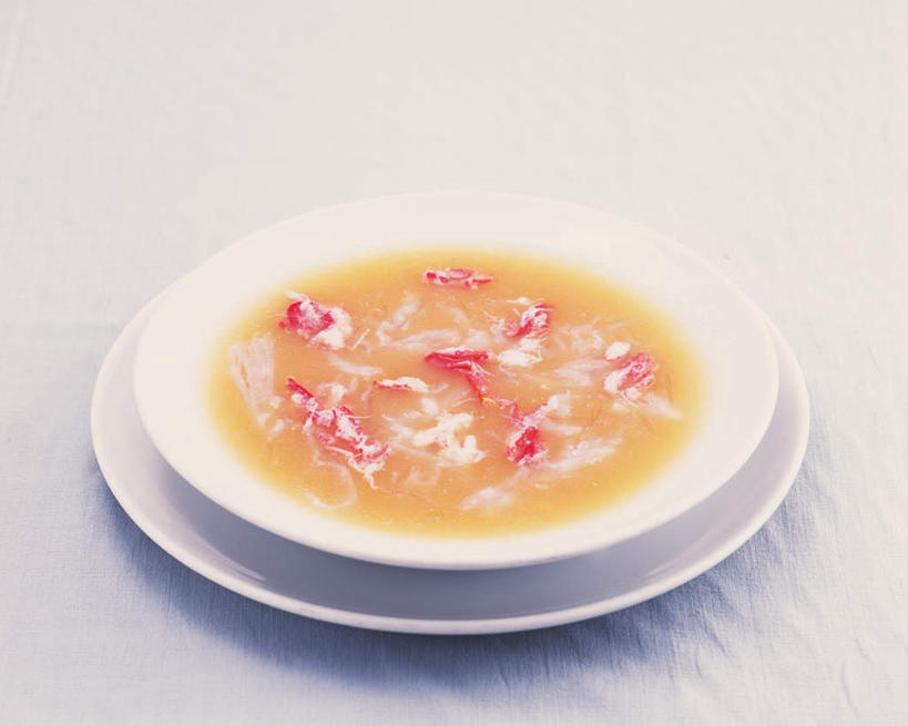 海鲜,蟹,无人,横图,俯视,室内,特写,白天,烹饪,餐桌,桌子,餐具,阴影,光线,螃蟹,布料,碟子,盘,影子,虾,料理,食品,蟹肉,布纹,水产,菜肴,美食,海洋生物,桌布,两个,盘子,餐巾,碟,台布,中式,佳肴,餐台,虾肉,鱼翅,水生动物,海产品,水生物,海底动物,进餐用具,烹调用具,彩图,高角度拍摄