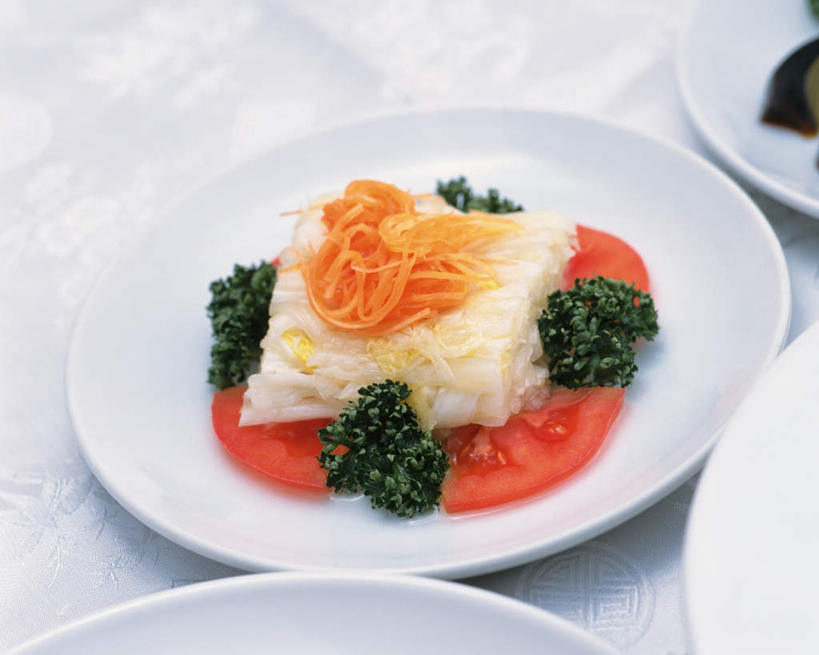 无人,横图,俯视,室内,特写,白天,烹饪,餐桌,桌子,萝卜,胡萝卜,蔬菜,西红柿,餐具,阴影,新鲜,光线,布料,碟子,盘,影子,料理,食品,布纹,白菜,萝卜丝,菜肴,美食,桌布,食物,一个,盘子,餐巾,碟,台布,中式,佳肴,有机食品,绿色食品,单个,餐台,迷迭香,海洋之露,进餐用具,烹调用具,红萝卜,甘荀,番茄,彩图,高角度拍摄