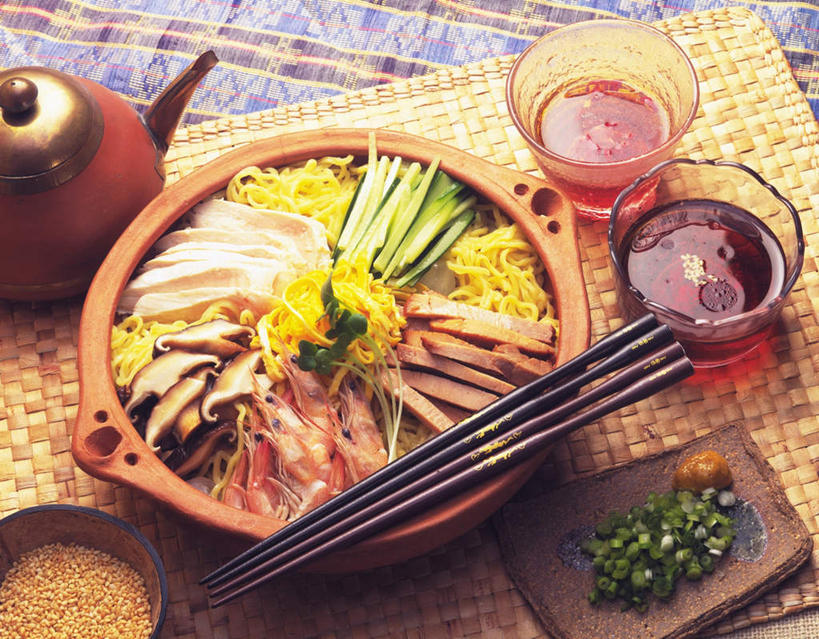 面条,无人,横图,俯视,室内,特写,白天,烹饪,餐桌,筷子,桌子,黄瓜,蔬菜,餐具,许多,阴影,光线,布料,影子,葱,菌菇,青葱,香菇,调料,肉,虾,芝麻,料理,食品,冷面,调味品,调味料,菌类,布纹,两双,文化,传统,菜肴,美食,肉类,桌布,餐巾,茶壶,容器,台布,中式,食用菌,佳肴,餐台,礼节,虾肉,礼仪,餐垫,肉食,脂麻,胡麻,白麻,巨胜子,油麻,进餐用具,烹调用具,青瓜,胡瓜,彩图,高角度拍摄