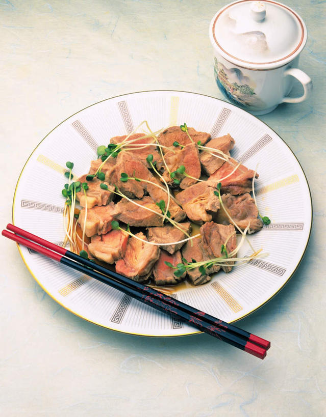 无人,竖图,俯视,室内,特写,白天,烹饪,餐桌,筷子,桌子,蔬菜,杯子,餐具,一双,阴影,新鲜,光线,布料,碟子,盘,影子,肉,料理,食品,布纹,文化,传统,猪肉,豆苗,菜肴,美食,肉类,桌布,食物,一个,盘子,餐巾,水杯,碟,台布,中式,佳肴,有机食品,绿色食品,单个,餐台,礼节,礼仪,肉食,豚肉,茶杯,进餐用具,烹调用具,彩图,高角度拍摄