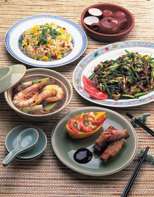 无人,竖图,俯视,室内,特写,白天,烹饪,餐桌,筷子,桌子,芹菜,蔬菜,西红柿,餐具,阴影,新鲜,光线,布料,碟子,盘,影子,勺子,炒饭,肉,虾,料理,食品,筷托,布纹,两双,文化,传统,粉丝,菜肴,美食,肉类,桌布,食物,两个,一个,盘子,餐巾,茶壶,调羹,碟,台布,汤匙,四个,中式,粟米,佳肴,有机食品,绿色食品,单个,餐台,礼节,虾肉,礼仪,肉食,根芹菜,根洋芹,球根塘蒿,肉丁,茶杯,进餐用具,烹调用具,药芹,水芹,旱芹,番茄,彩图,高角度拍摄