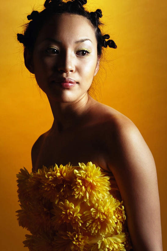 东方人,一个人,站,笑,微笑,竖图,室内,特写,白天,正面,裙子,快乐,亚洲,仅一个年轻女性,仅一个女性,仅一个人,黄色背景,连衣裙,注视,黄种人,黄色,抹胸,观察,看,站着,辫子,摄影,影棚,观看,察看,关注,拉拉队,抹胸裙,年轻女性,女人,女性,亚洲人,站立,半身,彩图,影棚拍摄,开心,拍摄