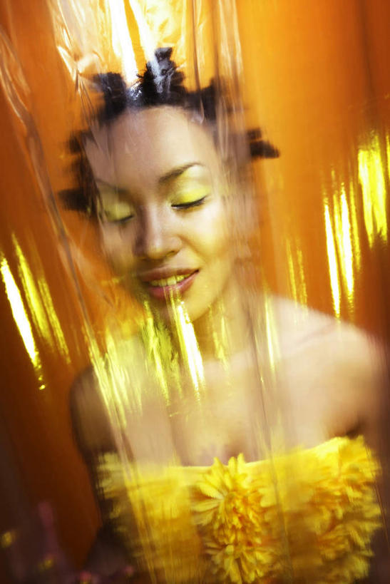 东方人,一个人,闭眼,笑,微笑,露齿笑,竖图,室内,特写,白天,正面,亚洲,仅一个年轻女性,仅一个女性,仅一个人,黄色背景,朦胧,模糊,黄种人,黄色,摄影,影棚,拉拉队,年轻女性,女人,女性,亚洲人,闭眼睛,闭着眼,闭着眼睛,半身,彩图,影棚拍摄,拍摄