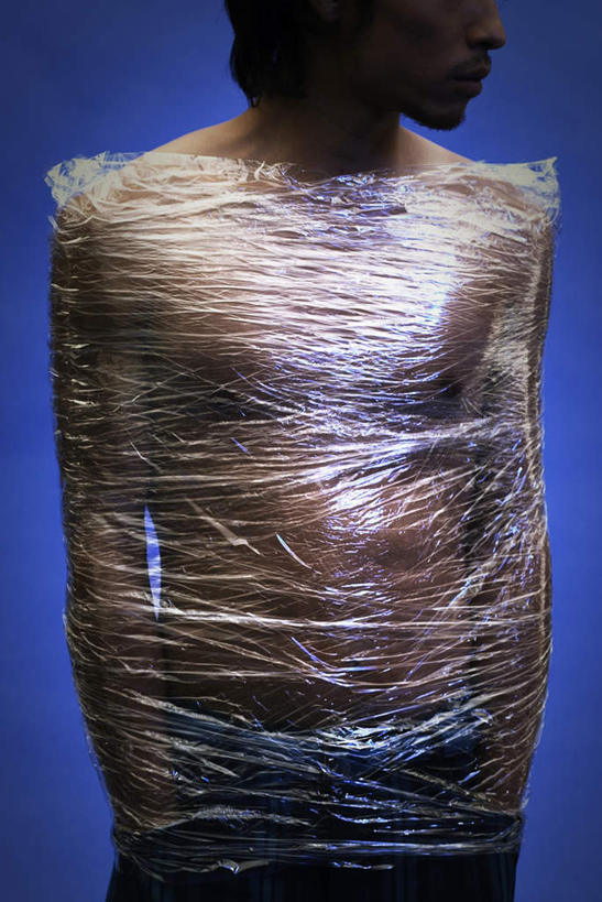 东方人,胡须,一个人,站,竖图,室内,白天,正面,亚洲,仅一个男性,仅一个人,蓝色背景,黄种人,裸露,仅一个年轻男性,站着,摄影,影棚,赤裸,捆绑,胶带,束缚,限制,裸,约束,男人,男性,年轻男性,亚洲人,胡子,络腮胡,站立,半身,彩图,影棚拍摄,拍摄