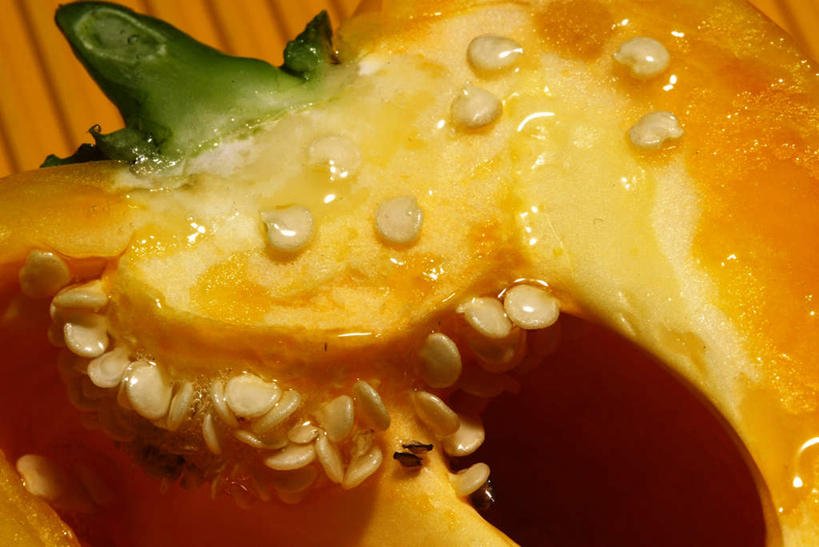 无人,横图,俯视,室内,特写,白天,桌面,桌子,辣椒,蔬菜,许多,切开,黄色背景,新鲜,辣椒籽,食品,食物,一个,黄色,切,摄影,有机食品,绿色食品,影棚,单个,剖面,彩椒,切面,甜椒,柿子椒,辣子,灯笼椒,彩图,高角度拍摄,影棚拍摄,拍摄