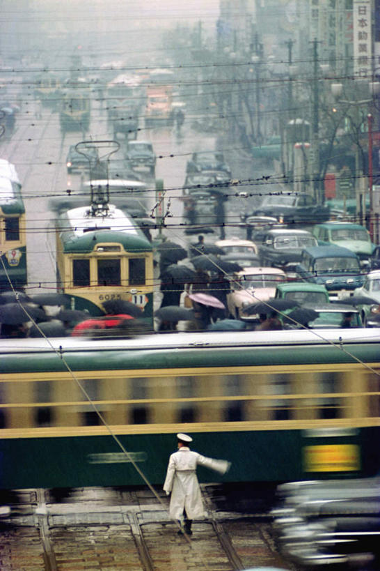 无人,交警,竖图,室外,白天,正面,度假,美景,城市风光,城市,道路,路,公路,火车,东京,日本,亚洲,行人,撑,伞,雨伞,遮阳伞,景观,路口,交通,停留,娱乐,阳伞,列车,路人,车,交通工具,轿车,享受,休闲,景色,放松,撑着,东亚,本州,关东地方,本州岛,日本国,东京都,交通管理员,交通警察,马路,彩图