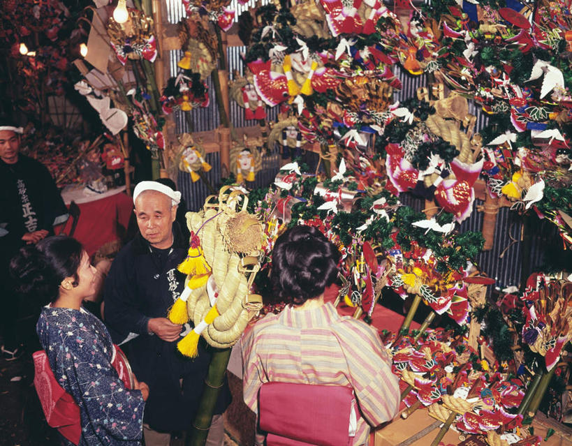 东方人,背部,四个人,笑,说,微笑,横图,俯视,室内,白天,民族服装,度假,讨论,美景,城市风光,城市,东京,日本,亚洲,和服,商品,景观,黄种人,文化,娱乐,货摊,享受,休闲,景色,放松,介绍,服饰,出售,挑选,买,购买,东亚,本州,吴服,唐草,唐花,唐锦,关东地方,本州岛,日本国,东京都,交流,老年男性,老年女性,男人,男性,女人,女性,亚洲人,沟通,讲话,交谈,商讨,说话,谈话,半身,彩图,高角度拍摄,传统服装,民俗服