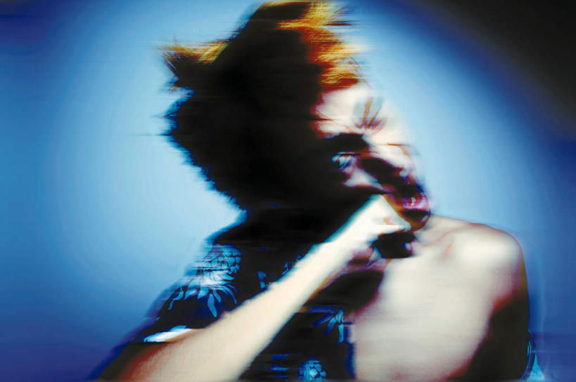 东方人,一个人,无人,闭眼,横图,室内,白天,正面,数码,科技,亚洲,仅一个人,阴影,蓝色背景,服装,朦胧,模糊,网络,高光,几何,计算机图形,合成,注视,休闲装,黄种人,裸露,衣服,观察,看,张嘴,休闲,休闲服,服饰,观看,害怕,惊恐,电脑合成图,数码合成图,察看,关注,裸,特效,张大嘴巴,挥拳,写实,具体,具象,自残,自虐,亚洲人,张开嘴,闭眼睛,闭着眼,闭着眼睛,半身,彩图