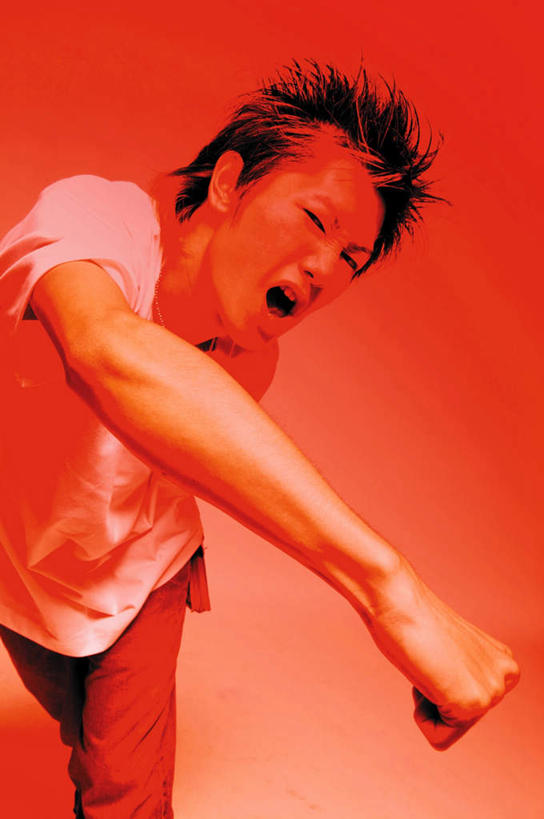 一个人,拳击手,站,竖图,室内,白天,正面,锻炼,比赛,运动,拳击,仅一个男性,仅一个人,握,红色背景,注视,鼓励,仅一个年轻男性,观察,加油,看,手势,握拳,站着,张嘴,打气,握着,观看,察看,关注,鼓舞,特效,张大嘴巴,挥拳,体育,男人,男性,年轻男性,拳击家,拳击运动员,张开嘴,站立,半身,彩图,健身