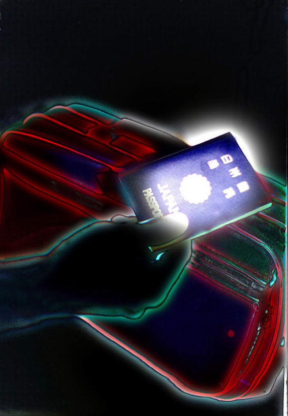 东方人,手,一个人,无人,站,竖图,俯视,室内,白天,数码,科技,亚洲,仅一个男性,仅一个人,一本,握,阴影,朦胧,模糊,网络,包,公文包,高光,几何,计算机图形,拿,合成,拿着,黄种人,仅一个年轻男性,一个,蓝色,站着,手部,握着,单个,公事包,护照,电脑合成图,数码合成图,通行证,写实,具体,具象,男人,男性,年轻男性,亚洲人,站立,半身,彩图,高角度拍摄,证件