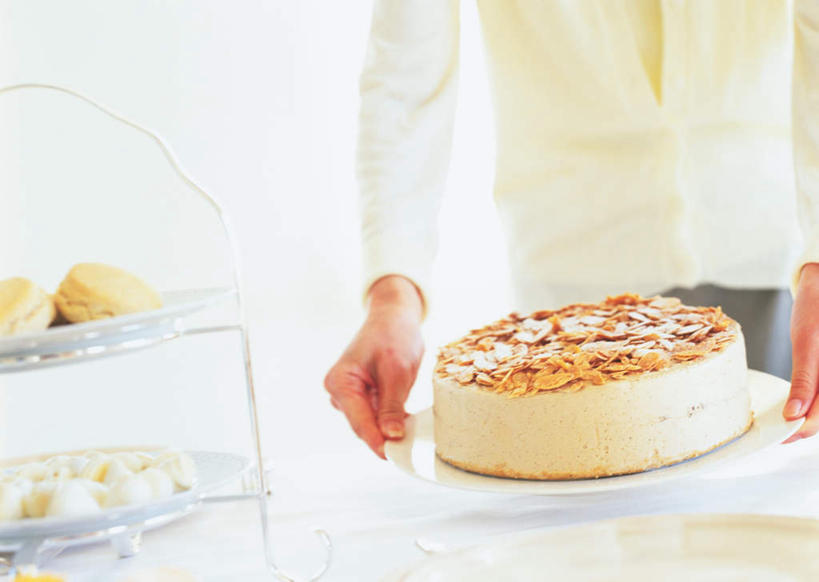 点心,东方人,一个人,站,捧,横图,俯视,室内,特写,白天,下午茶,餐桌,桌子,餐具,亚洲,仅一个年轻女性,仅一个女性,仅一个人,朦胧,模糊,碟子,盘,食品,甜点,甜品,黄种人,食物,糕点,盘子,碟,甜食,奶油,站着,餐台,摆放,瓜子,乳制品,零散,瓜子仁,激凌,克林姆,淇淋,年轻女性,女人,女性,亚洲人,端,端着,捧着,手捧,站立,半身,彩图,高角度拍摄,蛋糕