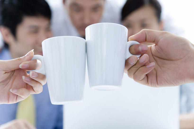 东方人,手,同事,商务人士,商务男性,商务女性,坐,举,横图,室内,特写,白天,正面,衬衫,成功,合作,团队,集体,信心,杯子,亚洲,五个人,握,套装,朦胧,模糊,庆祝,瓷器,咖啡杯,陶瓷制品,许多人,拿,拿着,黄种人,队伍,干杯,碰杯,托,一群人,手部,交际,友好,握着,庆贺,领导,成就,瓷杯,礼仪,商务装,敬酒,合伙,领袖,工薪阶层,劝酒,男人,男性,年轻男性,年轻女性,女人,女性,亚洲人,白领,上班族,举起,举手,举着,向上举,向上伸,向上托,坐着,半身,彩图,衬衣