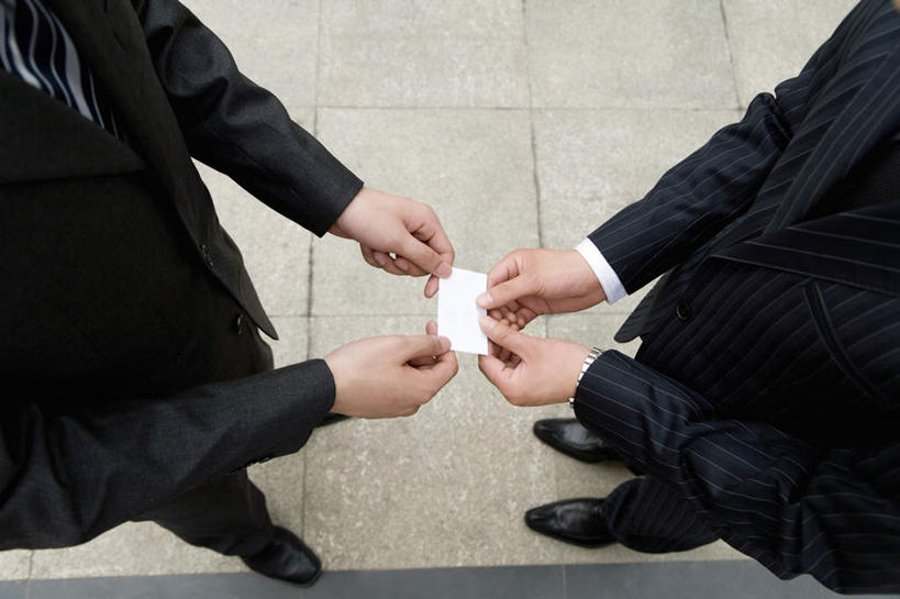 东方人,两个人,伙伴,朋友,商务人士,商务男性,捧,横图,俯视,室外,特写,白天,衬衫,友谊,合作,团队,名片,亚洲,递,握,套装,信息,联系,拿,拿着,黄种人,卡片,战略,握着,商务装,身份,工薪阶层,联合,合谋,名刺,名帖,交往,配合,协作,男人,男性,年轻男性,亚洲人,白领,上班族,端,端着,捧着,手捧,半身,彩图,高角度拍摄,衬衣,商业