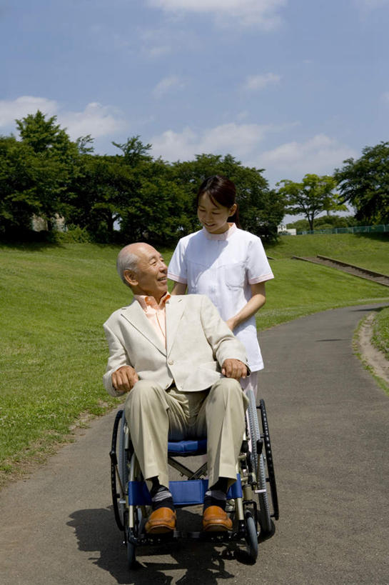 东方人,两个人,病人,走,说,竖图,室外,白天,正面,讨论,草地,草坪,植物,道路,路,亚洲,服装,工具,云,云朵,小路,交通,云彩,黄种人,草,树,树木,衣服,蓝色,绿色,白云,蓝天,天空,自然,轮椅,天,复健,康复,器械,服饰,生长,晴朗,成长,医疗设备,衣着,穿着,医疗器械,残疾,残疾人,医疗工具,辅助设备,衣饰,交流,老年男性,男人,男性,年轻女性,女人,女性,亚洲人,患者,就医者,晴空,步行,沟通,讲话,交谈,散步,商讨,说话,谈话,走路,彩图,全身