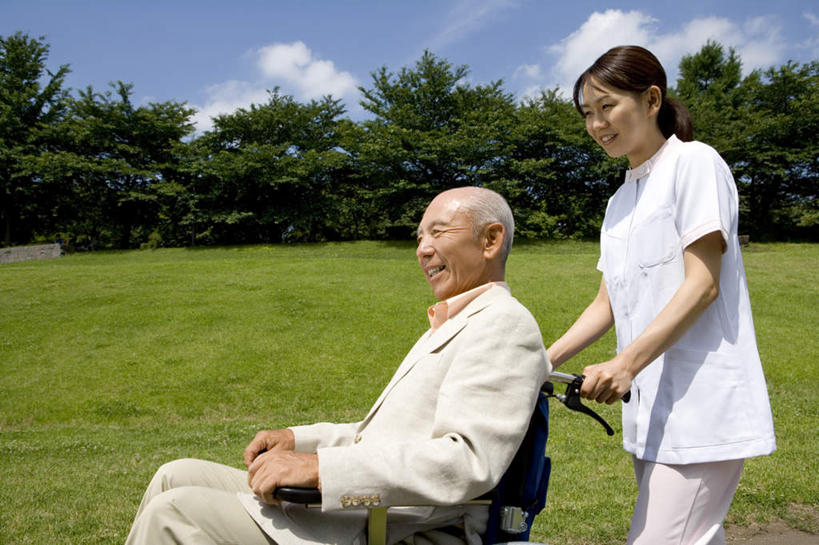 东方人,两个人,病人,站,推,横图,室外,白天,侧面,草地,草坪,森林,树林,植物,亚洲,握,服装,工具,云,云朵,拿,云彩,拿着,注视,黄种人,草,树,树木,衣服,蓝色,绿色,白云,蓝天,天空,自然,轮椅,天,复健,观察,看,站着,康复,器械,握着,服饰,生长,晴朗,成长,观看,察看,医疗设备,衣着,穿着,关注,医疗器械,残疾,残疾人,医疗工具,辅助设备,衣饰,老年男性,男人,男性,年轻女性,女人,女性,亚洲人,患者,就医者,晴空,站立,半身,彩图