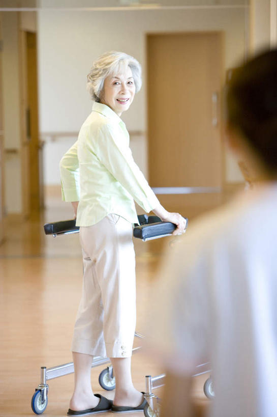 东方人,两个人,护士,医院,站,走,笑,微笑,露齿笑,竖图,室内,白天,门,亚洲,撑,服装,朦胧,模糊,工具,扭头,黄种人,背面,衣服,门框,站着,转头,器械,服饰,撑着,白衣天使,衣着,穿着,医疗器械,助行器,医疗机构,辅助设备,衣饰,老年女性,年轻女性,女人,女性,亚洲人,步行,散步,站立,走路,半身,彩图,病院,诊所