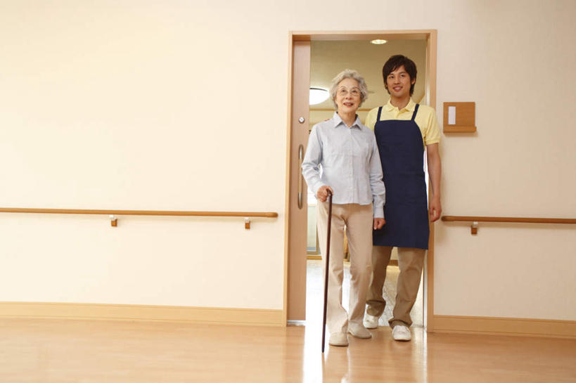 东方人,两个人,医院,栏杆,走,笑,微笑,露齿笑,横图,室内,白天,正面,亚洲,握,服装,扶手,工具,拿,拿着,黄种人,护栏,衣服,护工,器械,护理,握着,服饰,拐杖,照顾,手杖,衣着,穿着,医疗器械,护理工,医疗机构,照看,护理员,辅助设备,衣饰,老年女性,男人,男性,年轻男性,女人,女性,亚洲人,步行,散步,走路,彩图,全身,病院,诊所