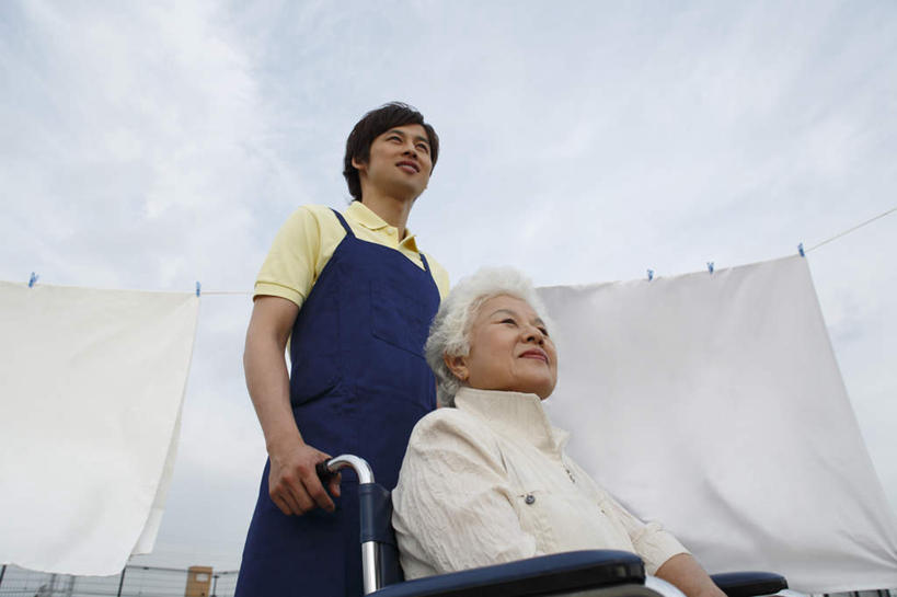 东方人,两个人,病人,站,坐,笑,微笑,露齿笑,横图,室外,白天,仰视,亚洲,握,悬挂,服装,工具,云,云朵,挂,拿,云彩,拿着,注视,黄种人,被子,衣服,蓝色,白云,蓝天,天空,轮椅,天,复健,观察,看,站着,康复,器械,握着,服饰,晴朗,观看,察看,医疗设备,衣着,穿着,关注,医疗器械,残疾,残疾人,医疗工具,辅助设备,衣饰,老年女性,男人,男性,年轻男性,女人,女性,亚洲人,患者,就医者,晴空,站立,坐着,半身,彩图,低角度拍摄