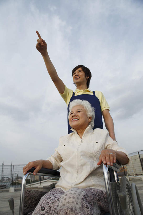 东方人,两个人,病人,站,坐,举,笑,微笑,露齿笑,竖图,室外,白天,仰视,亚洲,握,指,服装,工具,云,云朵,拿,云彩,拿着,注视,黄种人,方向,衣服,白云,天空,轮椅,天,复健,观察,看,手势,托,站着,康复,器械,握着,服饰,晴朗,观看,察看,医疗设备,指向,衣着,穿着,关注,医疗器械,残疾,残疾人,医疗工具,辅助设备,衣饰,老年女性,男人,男性,年轻男性,女人,女性,亚洲人,患者,就医者,晴空,举起,举手,举着,向上举,向上伸,向上托,站立,坐着,半身,彩图,低角度拍摄