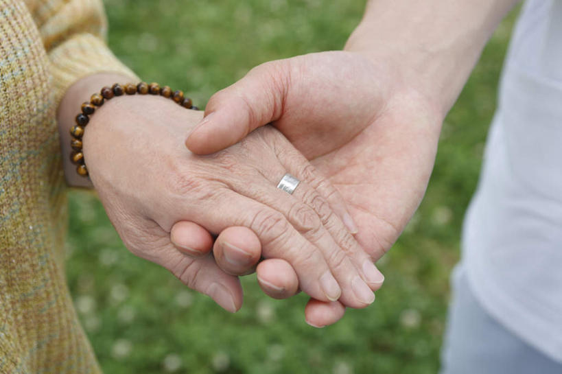 东方人,手,两个人,站,横图,俯视,室外,特写,白天,爱情,草地,草坪,植物,亚洲,握,服装,朦胧,模糊,浪漫,黄种人,装饰品,草,衣服,绿色,戒指,饰品,首饰,站着,护工,手部,恩爱,护理,握着,服饰,照顾,信物,权利,衣着,穿着,护理工,手饰,照看,护理员,衣饰,老年女性,男人,男性,年轻男性,女人,女性,亚洲人,站立,半身,彩图,高角度拍摄