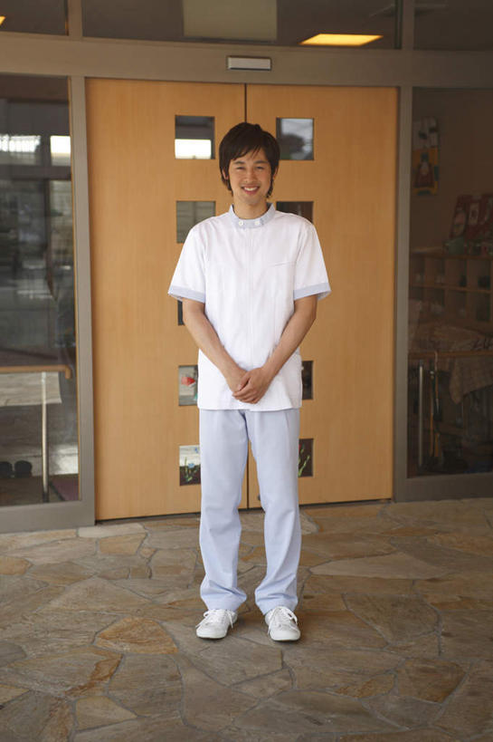 东方人,一个人,医院,站,竖图,室内,白天,正面,门,亚洲,仅一个男性,仅一个人,服装,朦胧,模糊,注视,黄种人,仅一个年轻男性,衣服,门框,观察,看,站着,护工,护理,服饰,观看,照顾,察看,衣着,穿着,关注,护理工,医疗机构,照看,护理员,衣饰,男人,男性,年轻男性,亚洲人,站立,彩图,全身,病院,诊所