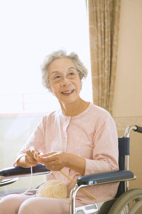 东方人,一个人,坐,笑,微笑,露齿笑,竖图,室内,白天,正面,窗户,窗帘,亚洲,仅一个女性,仅一个人,一团,服装,朦胧,模糊,装饰,工具,眼镜,注视,黄种人,玻璃窗,衣服,帘子,轮椅,线球,毛线,复健,观察,看,康复,器械,遮阳,服饰,仅一个老年女性,观看,华丽,修饰,毛线球,点缀,察看,医疗设备,衣着,穿着,关注,医疗器械,医疗工具,近视眼镜,衬托,美观,雅致,雅观,辅助设备,衣饰,老年女性,女人,女性,亚洲人,坐着,半身,彩图